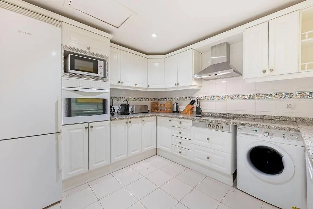 Amazing 4Br Apart. Parking, Pool, Close To The Sea Μαρμπέλλα