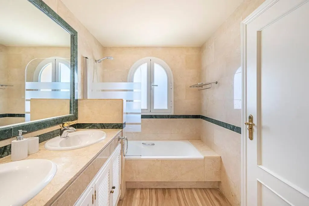 Amazing 4Br Apart. Parking, Pool, Close To The Sea Marbella Apartment